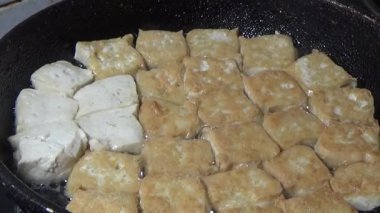 Tofuyu kes ve kızart.