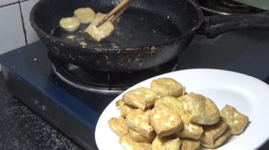 Tofuyu kes ve kızart.