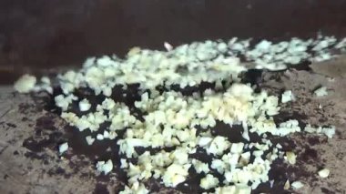 Şef balık sosuyla sarımsağı karıştırıyor.