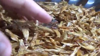 Nehirde balık tutan adam