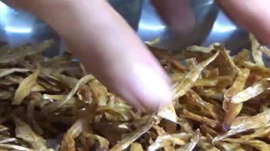 Nehirde balık tutan adam