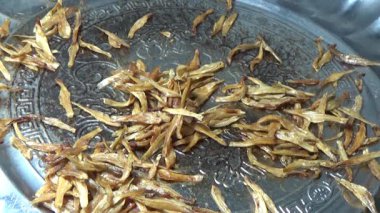 Nehirde balık tutan adam