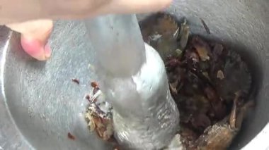 Çorba yapmak için tokmaklı yengeç