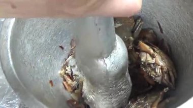 Çorba yapmak için tokmaklı yengeç