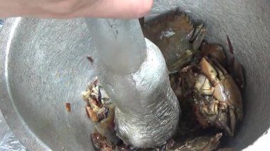 Çorba yapmak için tokmaklı yengeç