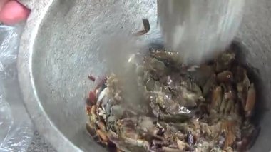 Çorba yapmak için tokmaklı yengeç