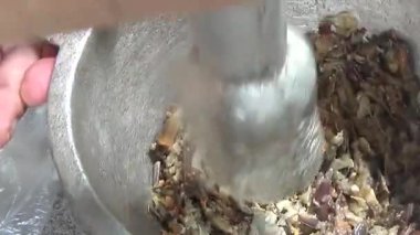 Çorba yapmak için tokmaklı yengeç