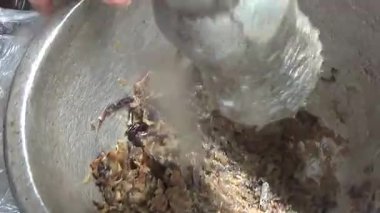 Çorba yapmak için tokmaklı yengeç