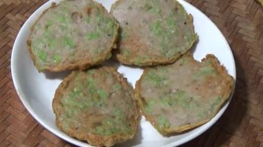 Asya jambonu kesmek için bıçak kullan. Jambonu tabağa koy. Jambonun etrafında döndüğü sahne