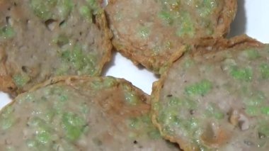 Asya jambonu kesmek için bıçak kullan. Jambonu tabağa koy. Jambonun etrafında döndüğü sahne