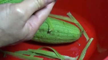 Ağaçtaki su kabağı. Şef kabağı kesmek için bir bıçak kullandı. Kızarmış sebzeleri pişirmek için.