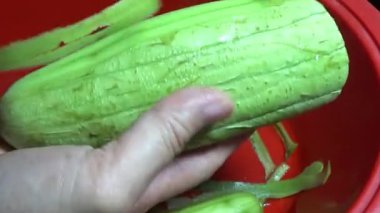 Ağaçtaki su kabağı. Şef kabağı kesmek için bir bıçak kullandı. Kızarmış sebzeleri pişirmek için.