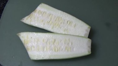 Ağaçtaki su kabağı. Şef kabağı kesmek için bir bıçak kullandı. Kızarmış sebzeleri pişirmek için.