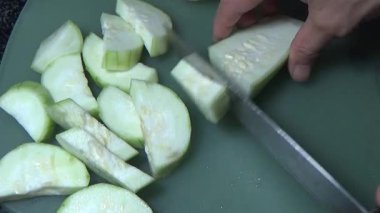 Ağaçtaki su kabağı. Şef kabağı kesmek için bir bıçak kullandı. Kızarmış sebzeleri pişirmek için.