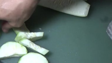 Ağaçtaki su kabağı. Şef kabağı kesmek için bir bıçak kullandı. Kızarmış sebzeleri pişirmek için.