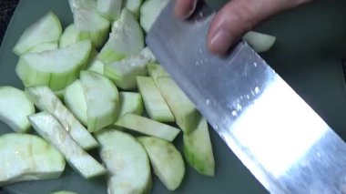 Ağaçtaki su kabağı. Şef kabağı kesmek için bir bıçak kullandı. Kızarmış sebzeleri pişirmek için.