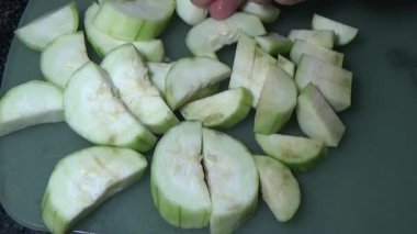 Ağaçtaki su kabağı. Şef kabağı kesmek için bir bıçak kullandı. Kızarmış sebzeleri pişirmek için.