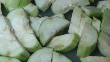 Ağaçtaki su kabağı. Şef kabağı kesmek için bir bıçak kullandı. Kızarmış sebzeleri pişirmek için.