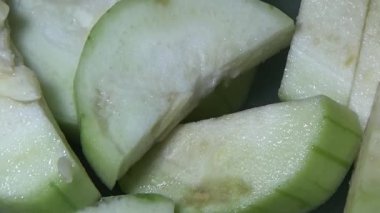 Ağaçtaki su kabağı. Şef kabağı kesmek için bir bıçak kullandı. Kızarmış sebzeleri pişirmek için.