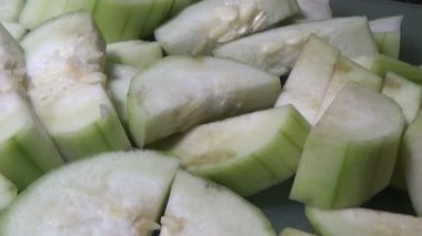 Ağaçtaki su kabağı. Şef kabağı kesmek için bir bıçak kullandı. Kızarmış sebzeleri pişirmek için.