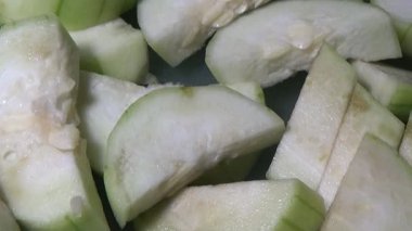 Ağaçtaki su kabağı. Şef kabağı kesmek için bir bıçak kullandı. Kızarmış sebzeleri pişirmek için.