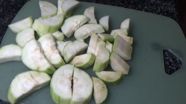 Ağaçtaki su kabağı. Şef kabağı kesmek için bir bıçak kullandı. Kızarmış sebzeleri pişirmek için.