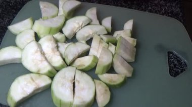 Ağaçtaki su kabağı. Şef kabağı kesmek için bir bıçak kullandı. Kızarmış sebzeleri pişirmek için.