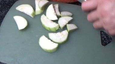 Ağaçtaki su kabağı. Şef kabağı kesmek için bir bıçak kullandı. Kızarmış sebzeleri pişirmek için.