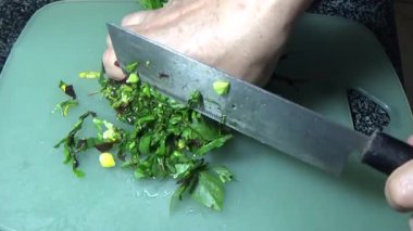 Ağaçtaki su kabağı. Şef kabağı kesmek için bir bıçak kullandı. Kızarmış sebzeleri pişirmek için.