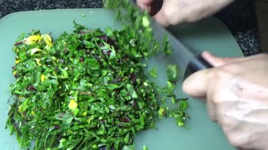 Ağaçtaki su kabağı. Şef kabağı kesmek için bir bıçak kullandı. Kızarmış sebzeleri pişirmek için.