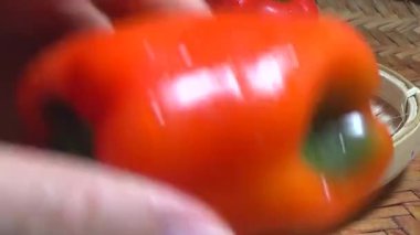 Sepette kırmızı biber.