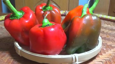 Sepette kırmızı biber.