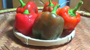 Sepette kırmızı biber.