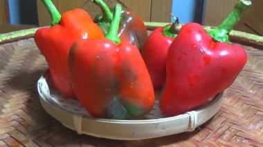 Sepette kırmızı biber.