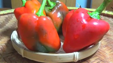 Sepette kırmızı biber.