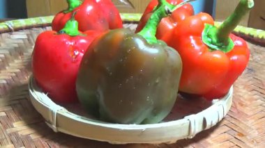 Sepette kırmızı biber.