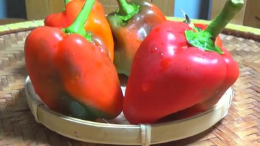 Sepette kırmızı biber.