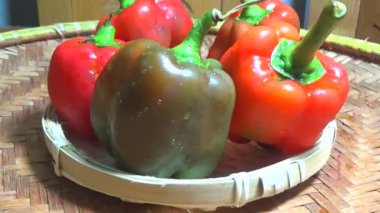 Sepette kırmızı biber.