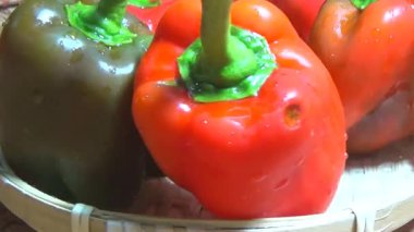 Sepette kırmızı biber.