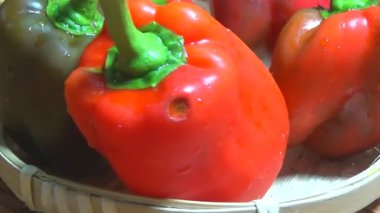 Sepette kırmızı biber.