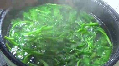 Bahçeden sebze topla, yıka ve pişir.