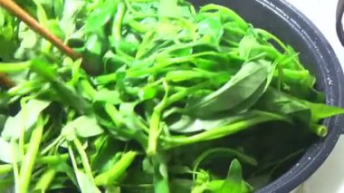 Bahçeden sebze topla, yıka ve pişir.