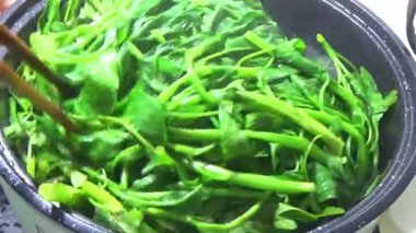 Bahçeden sebze topla, yıka ve pişir.