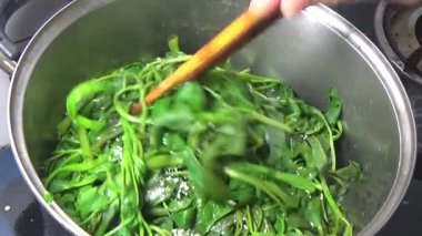 Bahçeden sebze topla, yıka ve pişir.