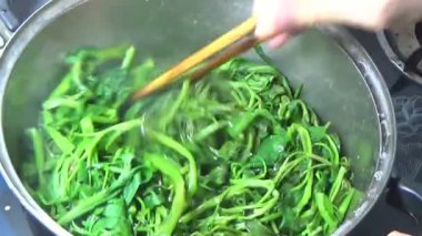 Bahçeden sebze topla, yıka ve pişir.