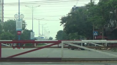 Tren yoldan geçiyor.