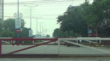 Tren yoldan geçiyor.