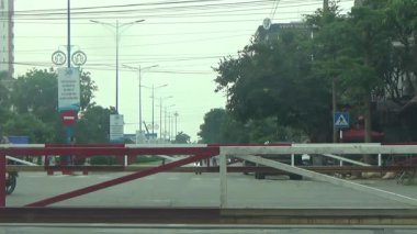 Tren yoldan geçiyor.