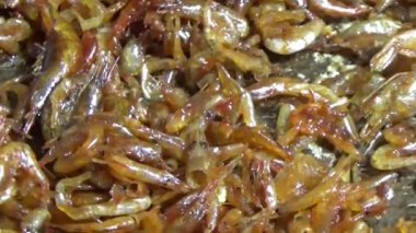 Kızarmış karides ve balık.