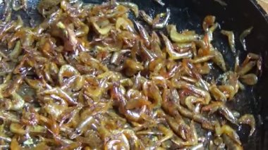 Kızarmış karides ve balık.